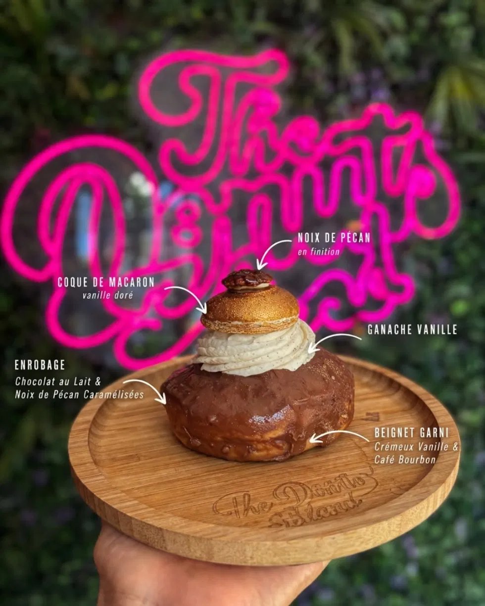 Donut enrobé de chocolat au lait, ganache vanille, coque de macaron dorée et noix de pécan