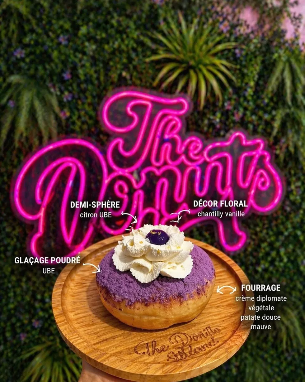 Donut UBE mauve garni de chantilly vanille et d'une demi-sphère citron UBE